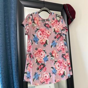 Adorable and comfortable floral maternity top
